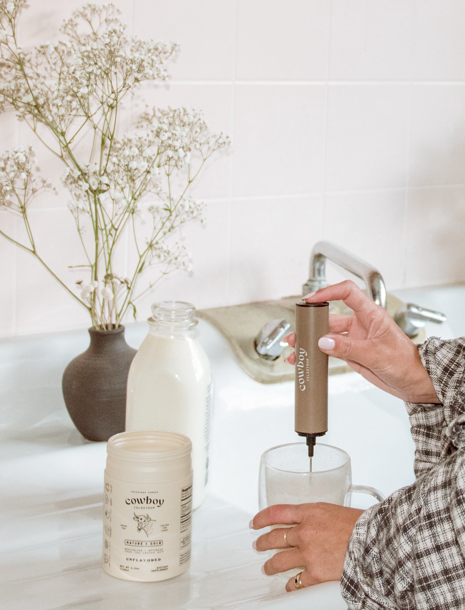 cowboycolostrum-vanilla-nature-gold-health-bovine-colostrum-lifestyle-frother